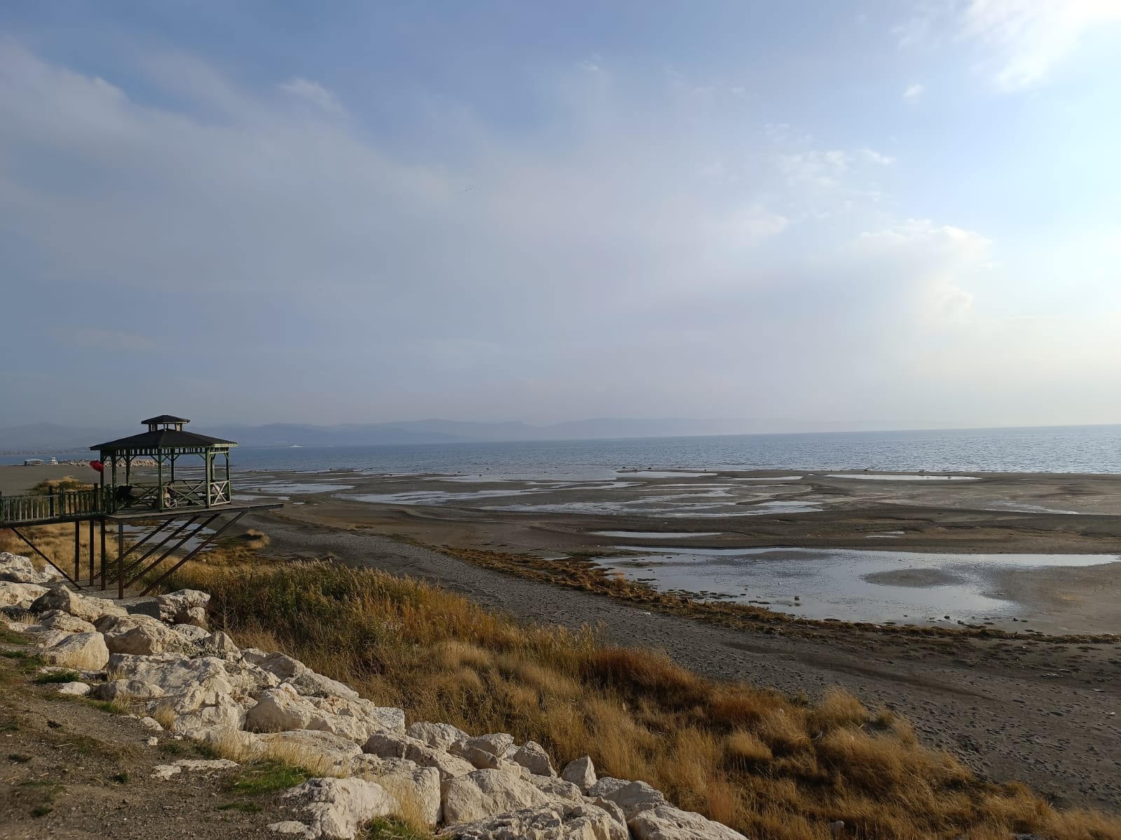Van Gölü’nde Tehlike: Derin Çatlaklar ve Kuruyan Kıyılar Halkı Zor Duruma Soktu