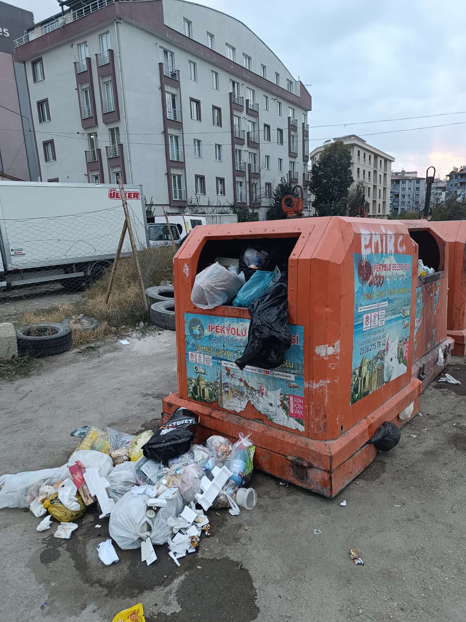 Van İpekyolu’nda Çöp Tepkisi: “Memleketi Kaderine Terk Ettiniz”