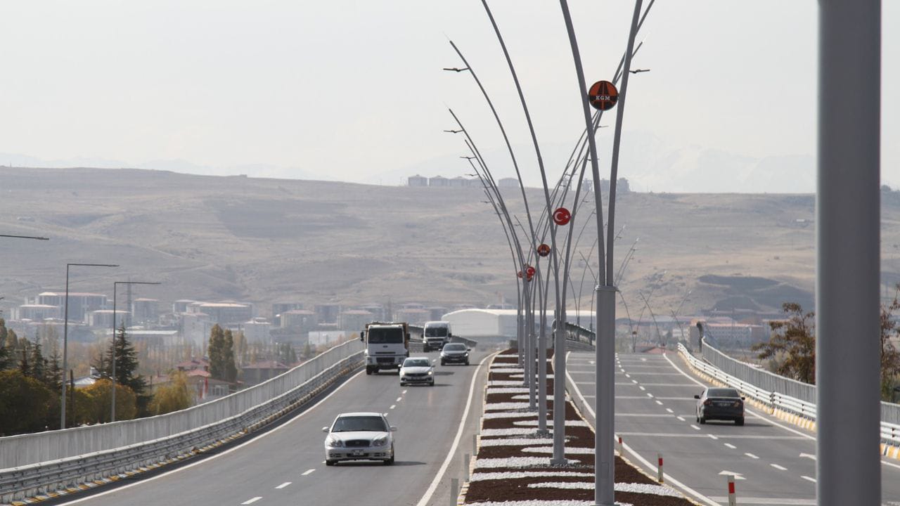 Van Trafiğine Yeni Soluk: Edremit Köprülü Kavşağı Hizmete Açıldı