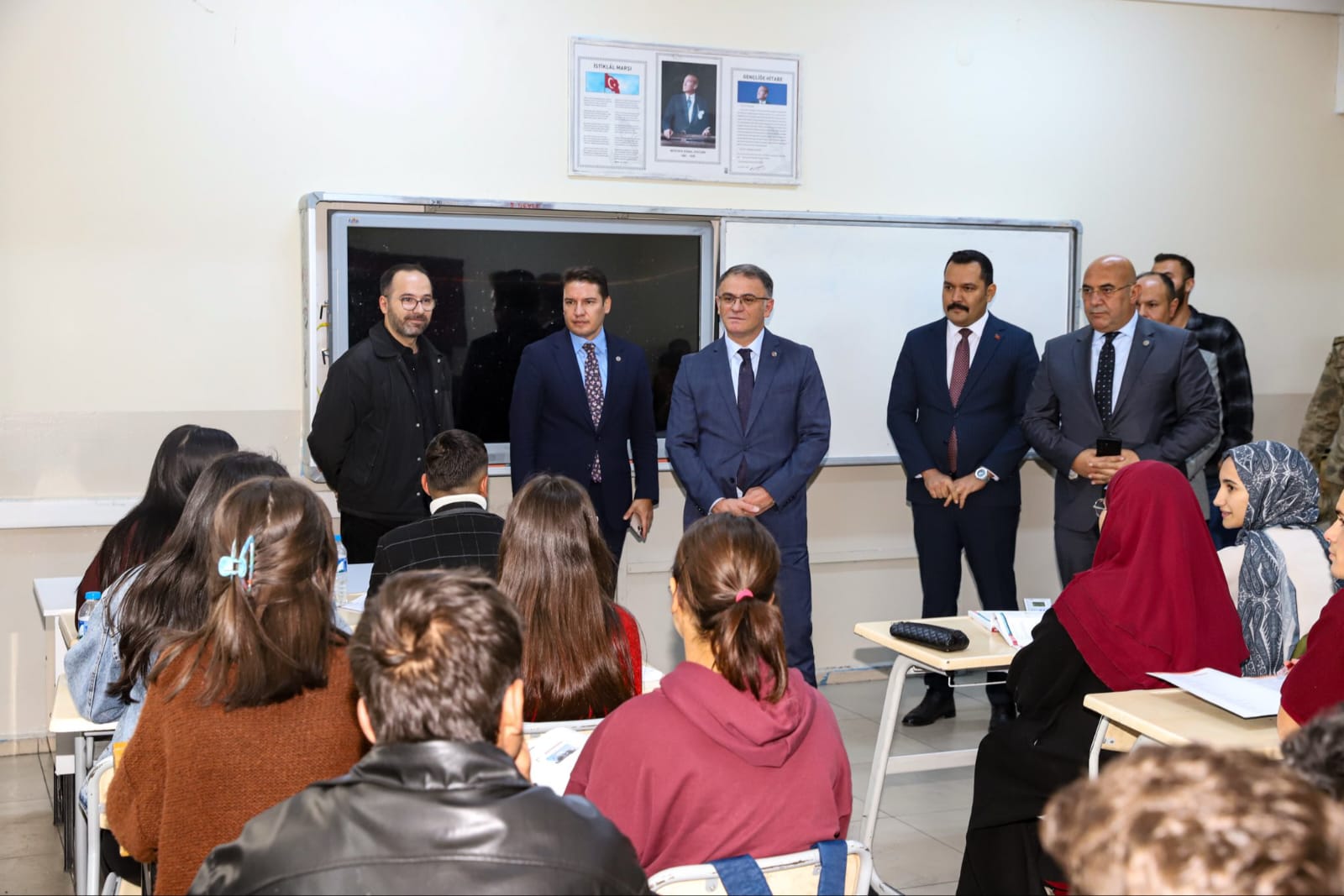 Van Valisi Dr. Ozan Balcı’dan Alpaslan Fen Lisesine Ziyaret: Öğrencilere Kitap Hediyesi