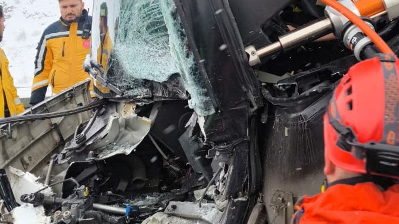 Van’a gelen yolcu Otobüsü Tıra Çarptı: 3 Kişi Yaralandı!