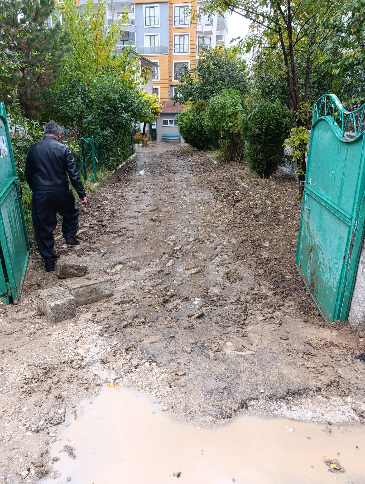 Van’da Arvas Camii Girişi Yağmurda Çamur, Güneşte Toz İçinde Kaldı