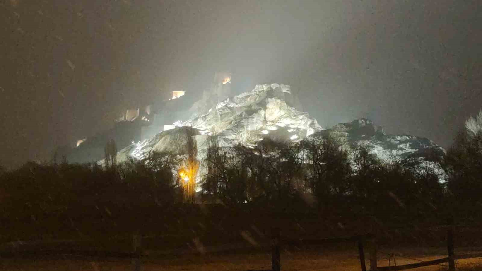 Van’da Beklenen Kar Yağışı Başladı: Kent Merkezi Beyaza Büründü