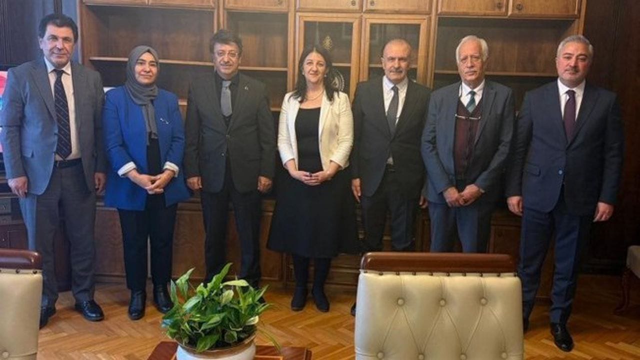 Van’da Bir İlk: AK Parti ve DEM Parti Vekilleri Mecliste Bir Araya Geldi