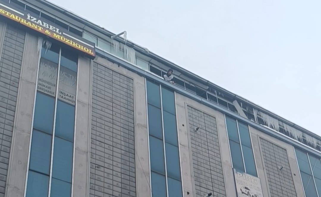 Van’da Dondurucu Soğuklar ve Kar Kütleleri Tehlike Saçıyor