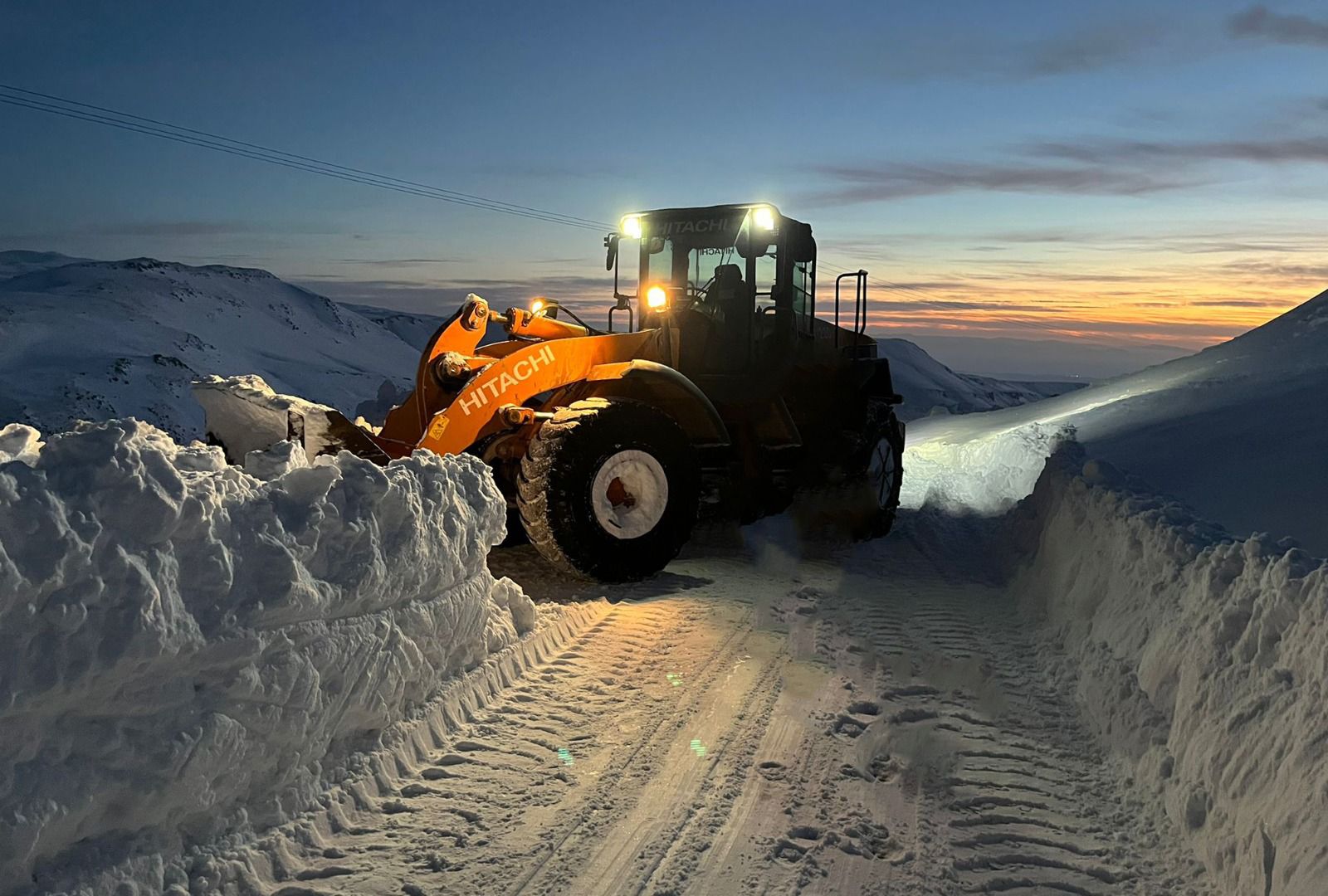 Van’da Kar Mesaisi: Ana Arterler ve Köy Yolları Ulaşıma Açıldı
