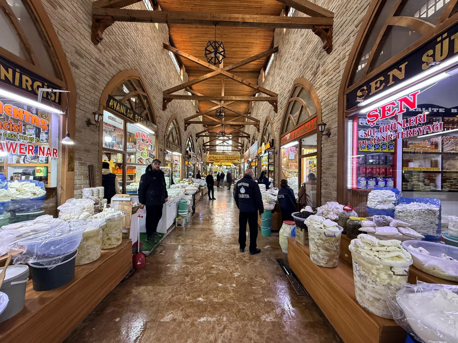 Van’da Peynirciler Çarşısı’na Sıkı Denetim: Zabıta ve Tarım Ekipleri Sahada