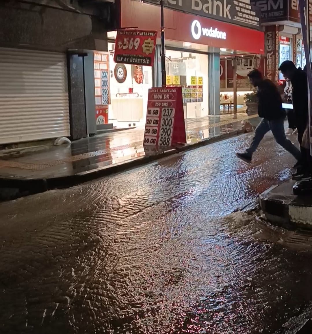 Van’da Sağanak Yağış Cumhuriyet Caddesi’ni Gölete Çevirdi
