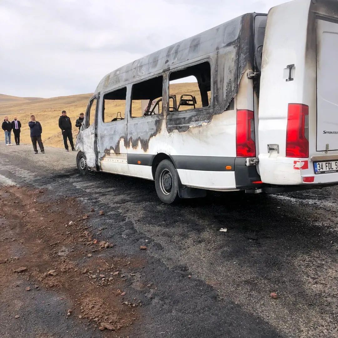 Van’da Seyir Halindeki Minibüs Alev Aldı, Kullanılamaz Hale Geldi