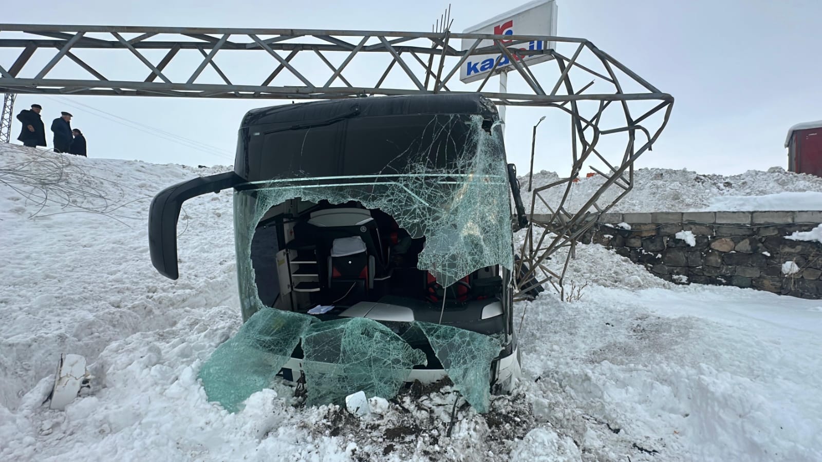 Van’da Yolcu Otobüsü Kar Küreme Aracına Çarptı: 11 Yaralı