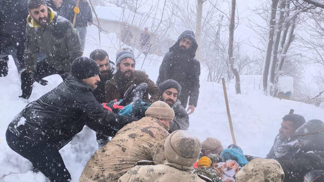 Van’ın Çatak İlçesinde Çığ Düştü: 1 Yaralı, 20 Ev Tahliye Edildi