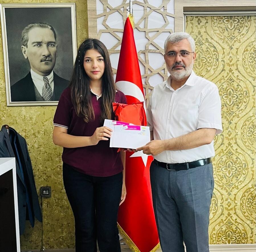 Yalovalı Öğrenciden Türkiye Birinciliği: “Oku-Yorum, Yazı-Yorum” Projesinde Büyük Gurur