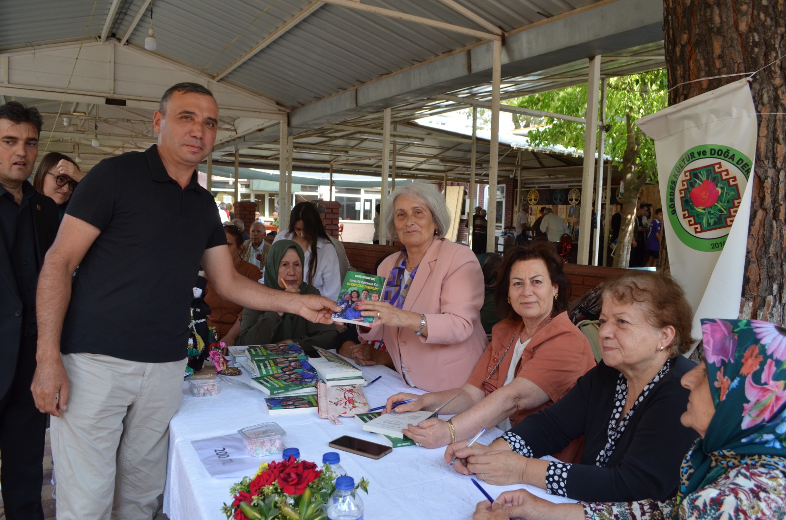 YAZAR EMİNE ATAMAN KOÇ OKURLARIYLA İMZA TÖRENİNDE BULUŞTU