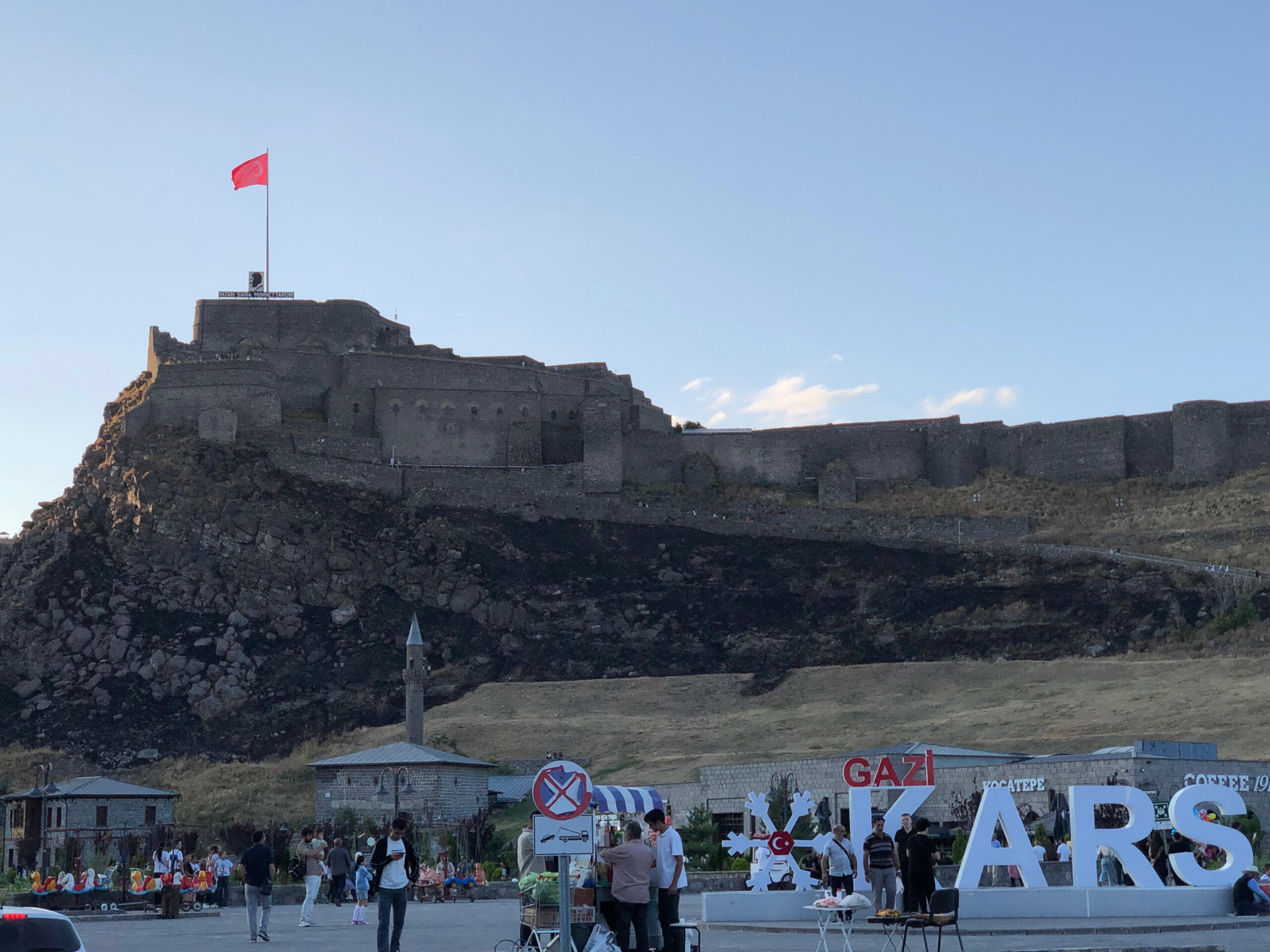 Yüksek Sesle Müzik Dinleyen Sürücülerden Vatandaşlar Şikâyetçi: “Evimizde Uyuyamıyoruz”