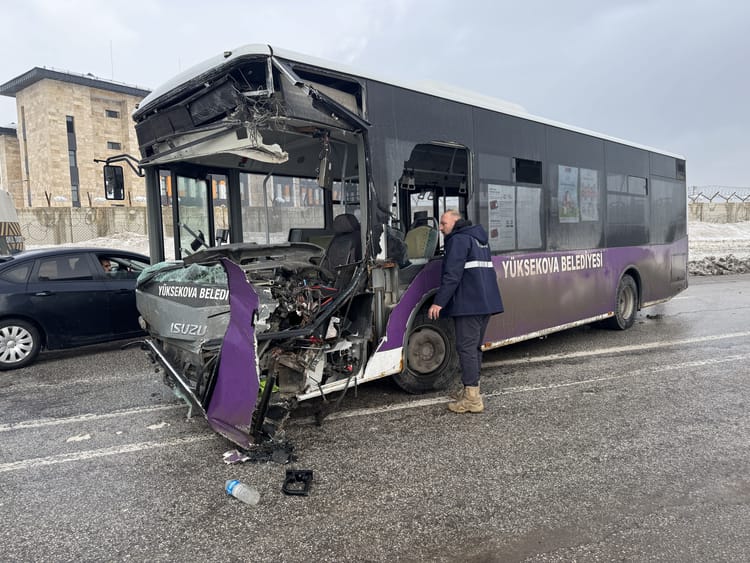 Yüksekova’da Yolcu Otobüsü ile Minibüs Çarpıştı: 18 Yaralı