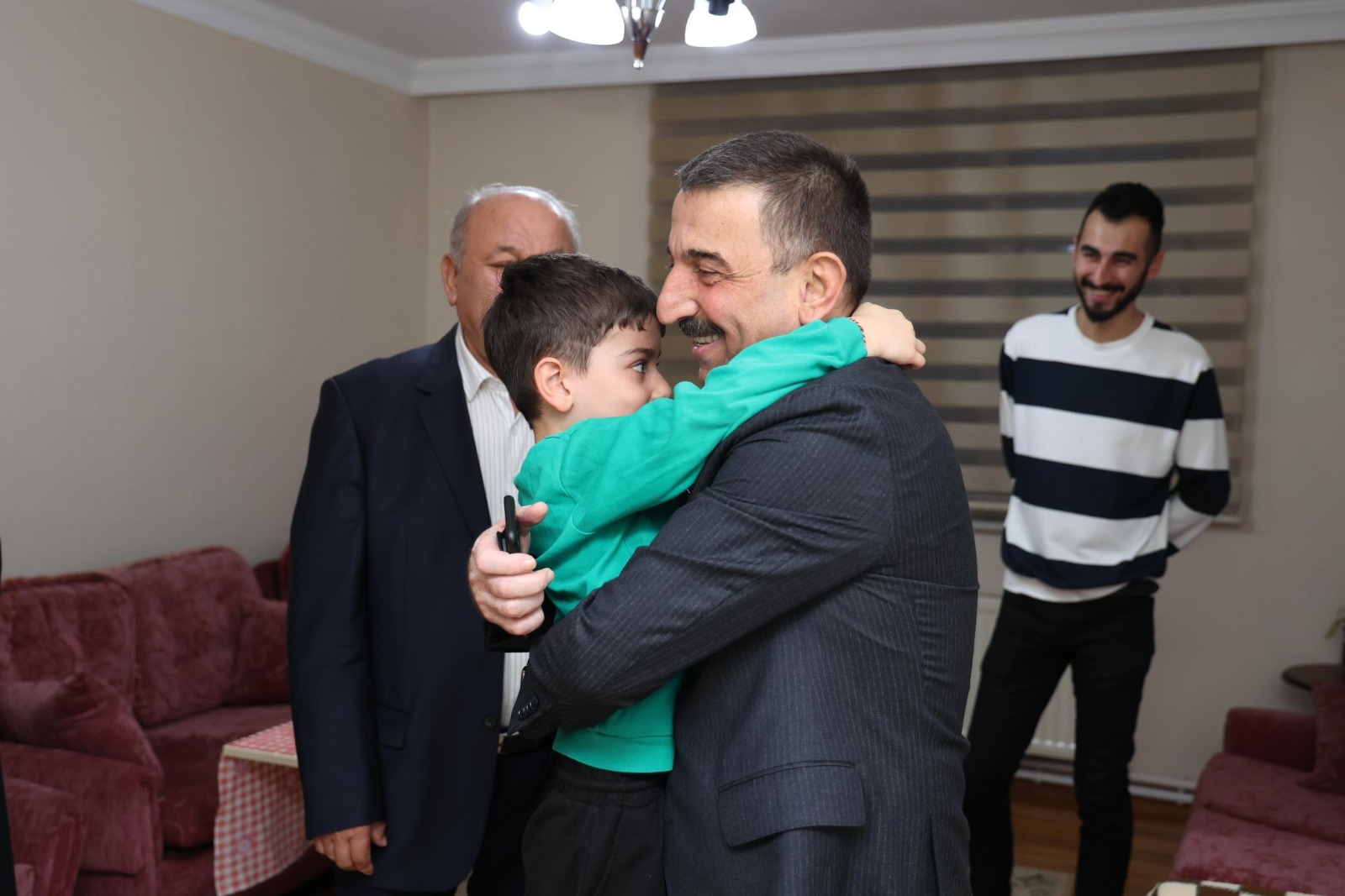 Zonguldak Valisi Osman Hacıbektaşoğlu Şehit Ailesinin İftar Sofrasına Konuk Oldu